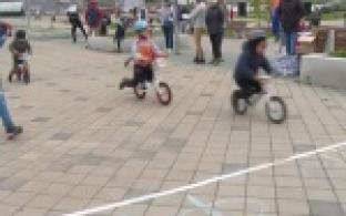 На беговелы сели как дети, так и взрослые