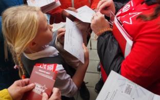 Народ выбирает трудовые книжки и честный труд