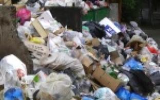 УК оправдываются за горы мусора во дворах