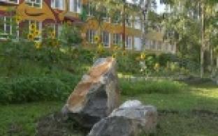 Кварцевые глыбы украсили художественную школу