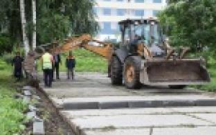 На набережной Первоуральска монтируют лестничные марши