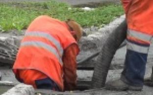 В Первоуральске чистят ливнёвку