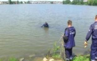 Водолазы достали мусор из Нижнего пруда