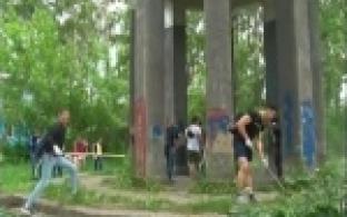 Волонтеры прибрались у ротонды на Володарского