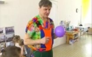 Сантехник показывает фокусы детям