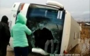 Перевернулся автобус с первоуральцами