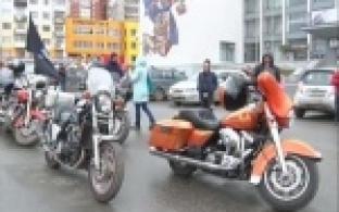 Снег и слякоть не помешали байкерам открыть сезон