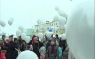 Белые шары – в память о жертвах пожара