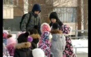 Дети напомнили пешеходам о безопасности