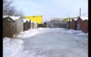 Стихийный каток на улице Емлина