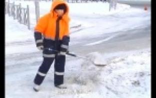 С улиц вывозят тысячи кубометров снега