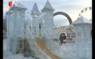 Центр города украшают ледяными скульптурами