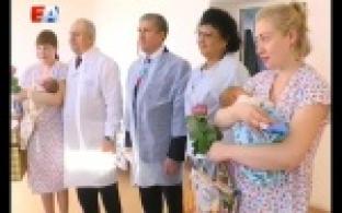 Глава Первоуральска поздравил новоиспеченных мам