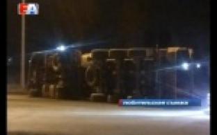 В Первоуральске перевернулся длинномер