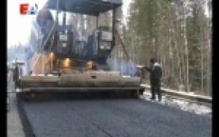 Свердловскавтодор укладывает асфальт в снег