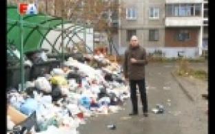 Двор на Трубников утопает в мусоре