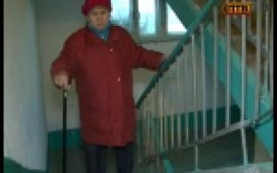 Сродни восхождению на Эверест становится путь домой для пожилых жителей девятиэтажки на Динасе