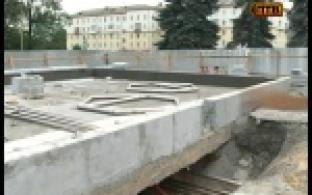 К новому фонтану, который сейчас возводят на площади города, уже проложили коммуникации