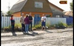 В поселке Ельничный сегодня привели в порядок центральную улицу
