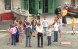За время каникул в городских лагерях уже отдохнули более шестисот детей