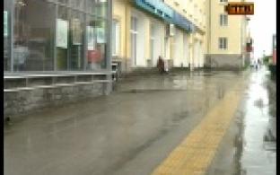 Тактильные полосы для слабовидящих горожан обустроили в центре Первоуральска