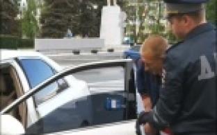 Сотрудники ГИБДД провели рейд в поисках автолюбителей, нарушающих нормы тонирования окон