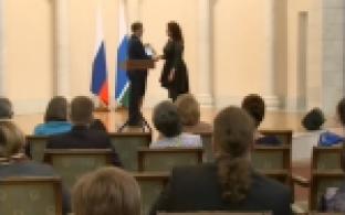 Первоуральская певица и руководитель эстрадной студии "Сцена" Наталья Новодворская получила губернаторскую премию