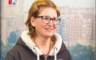 Вкусные призы за самые интересные новости вручают сотрудники телеканала "Евразия"