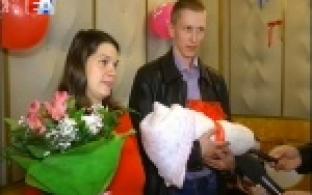 Первые в жизни документы получили сегодня самые маленькие первоуральцы