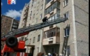 Падение ребенка из окна третьего этажа предотвратили первоуральские полицейские