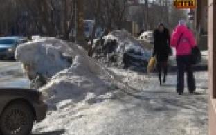 Борьба со снегом, наледью и мусором на улице Чкалова подошла к концу