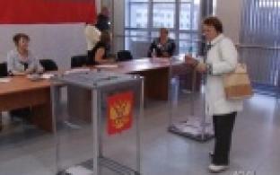 Представители разных политических партий подают документы в Избирком на выдвижение списков своих кандидатов в депутаты областного ЗакСО