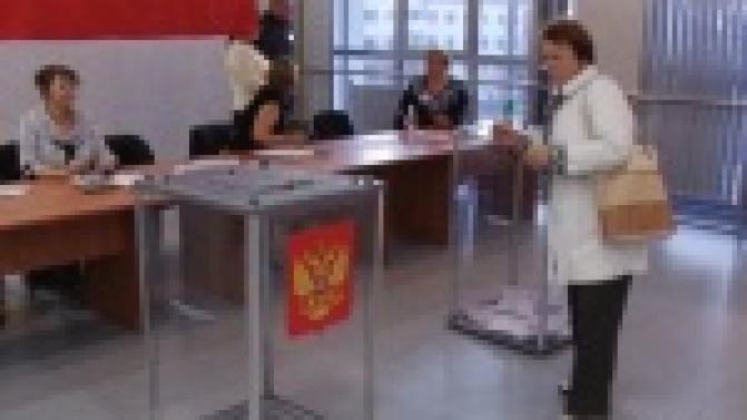 Представители разных политических партий подают документы в Избирком на выдвижение списков своих кандидатов в депутаты областного ЗакСО
