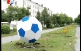 В центре Первоуральска установили большой футбольный мяч