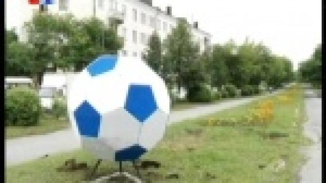 В центре Первоуральска установили большой футбольный мяч