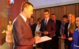 Сорок три первоуральских выпускника получили медали "За особые успехи в учении".