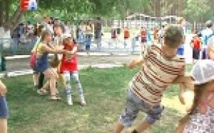 Почти три сотни школьников собрались на стадионе "Уральский трубник", чтобы принять участие в необычных соревнованиях