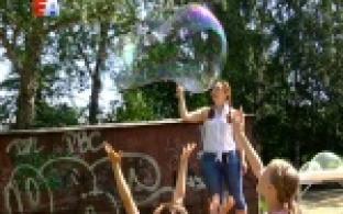 В одном из городских дворов в небо запустили "Миллион мыльных пузырей"