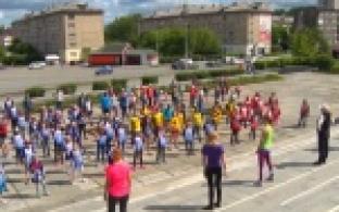 Десятки первоуральцев вышли на массовую гимнастику