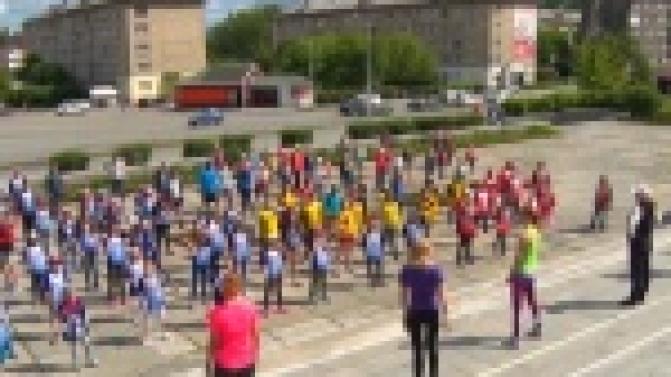 Десятки первоуральцев вышли на массовую гимнастику