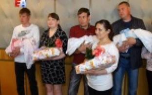 В родильное отделение на выписку новорожденных приехал глава городского округа Первоуральск Николай Козлов