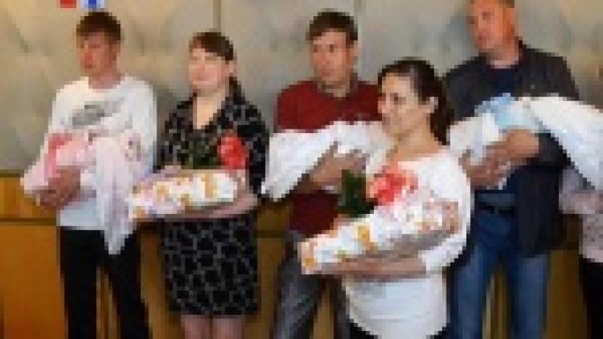 В родильное отделение на выписку новорожденных приехал глава городского округа Первоуральск Николай Козлов