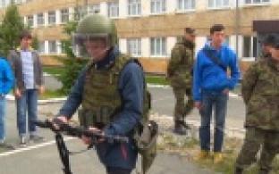 В рамках военно-учебных сборов старшеклассники посетили базу управления по конвоированию ГУФСИН