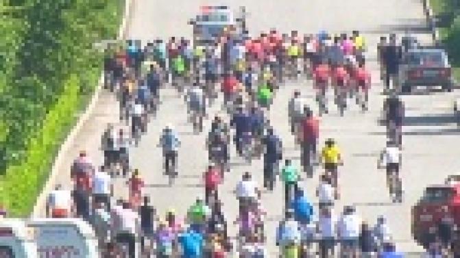 На несколько часов одну из главных дорог Первоуральска отдали велосепедистам