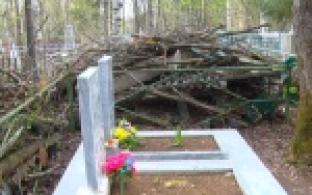 Первоуральцы жалуются на груды мусора на кладбищах