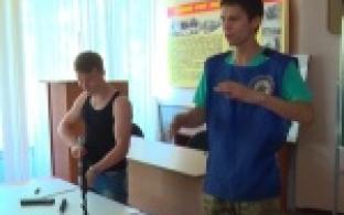 Собирать автомат и применять защитный комплект учились подростки