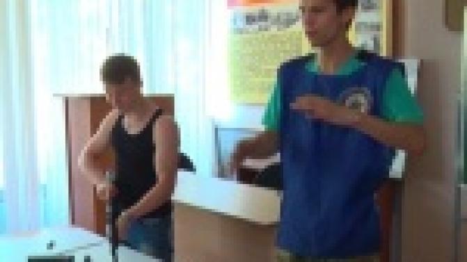 Собирать автомат и применять защитный комплект учились подростки