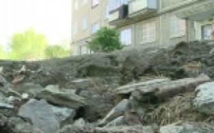 Двор на улице Емлина напоминает большой провал