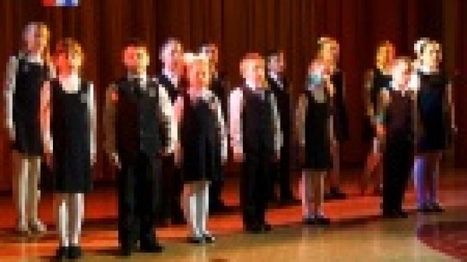 Школьники спели о том, как они любят Россию