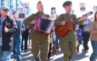 Тысячи жителей Первоуральска собрались, чтобы поздравить ветеранов и почтить память тех, кто не вернулся с Великой Отечественной